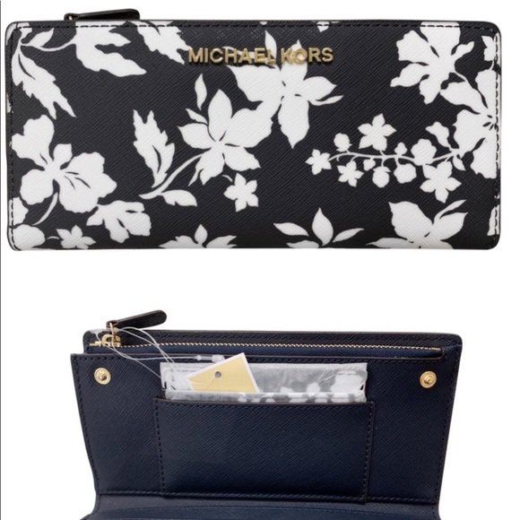 Michael Kors Handbags - Gaby’sBags👛💕-NWT Michael Kors Card Case Wallet